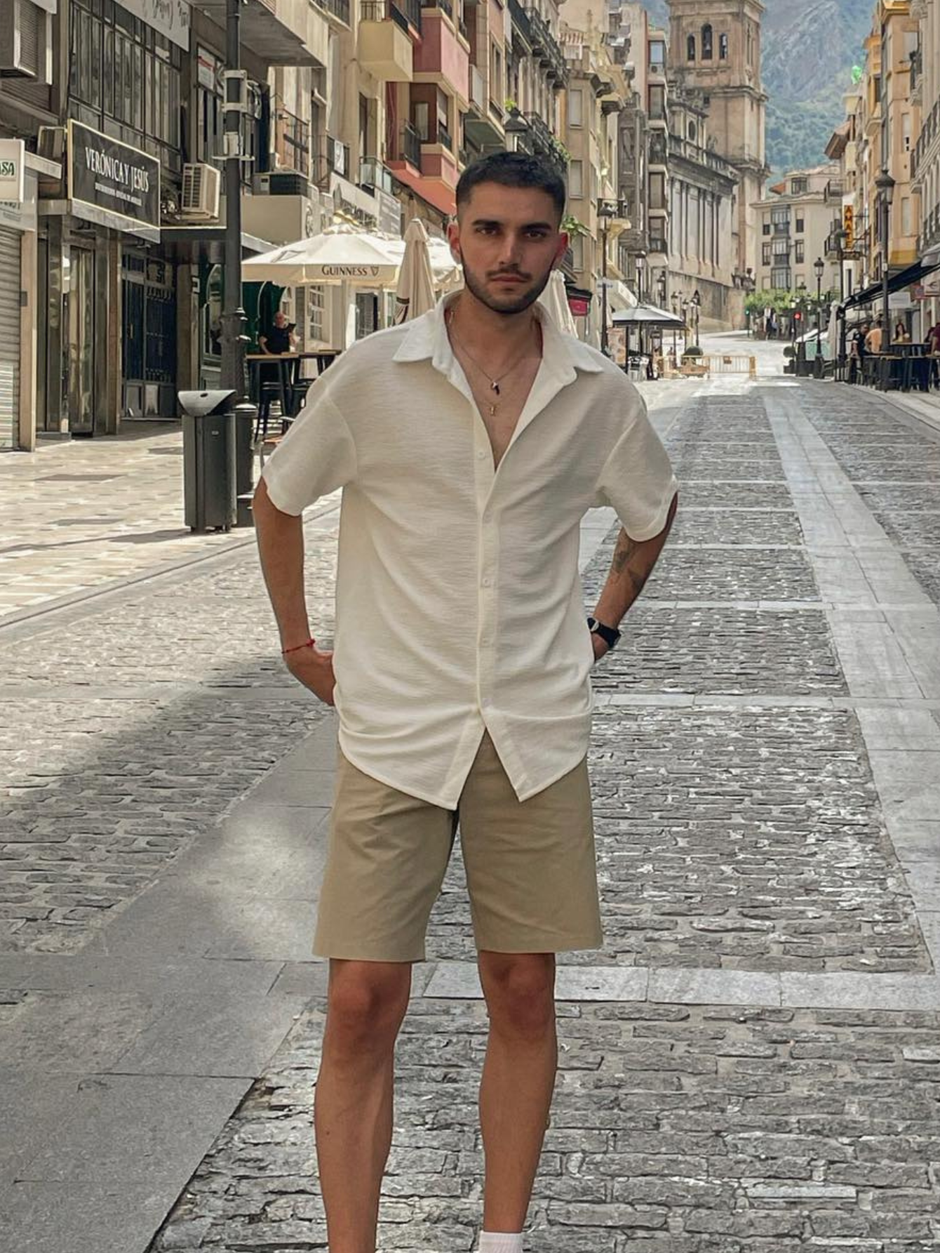 Camisa con botones de manga corta con textura blanca sólida