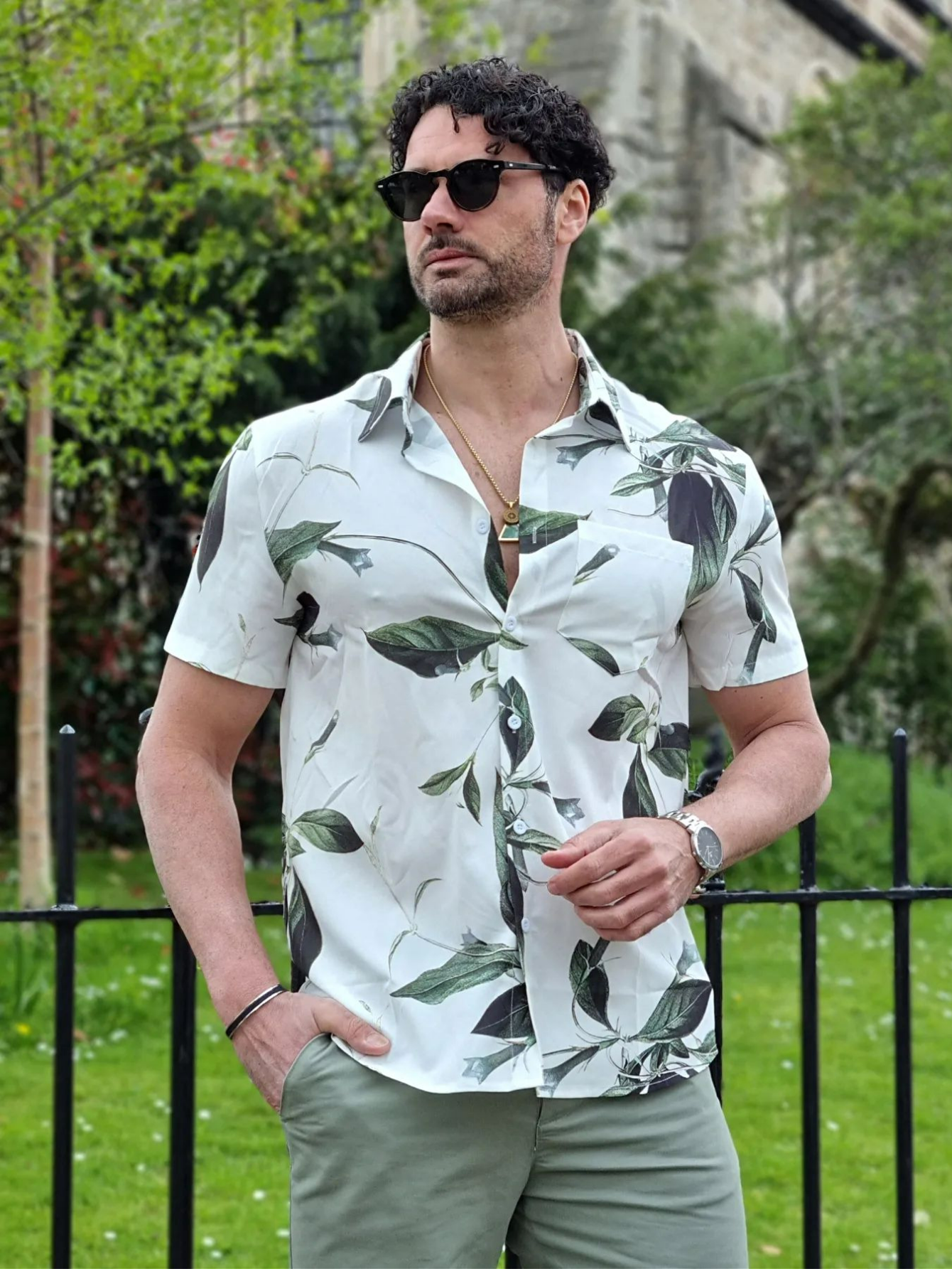 Camisa de manga corta con botones de hoja hawaiana navideña para hombre